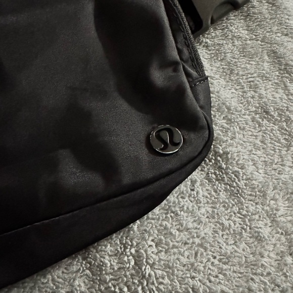 Everywhere Belt Bag 1L - Picture 4 of 6